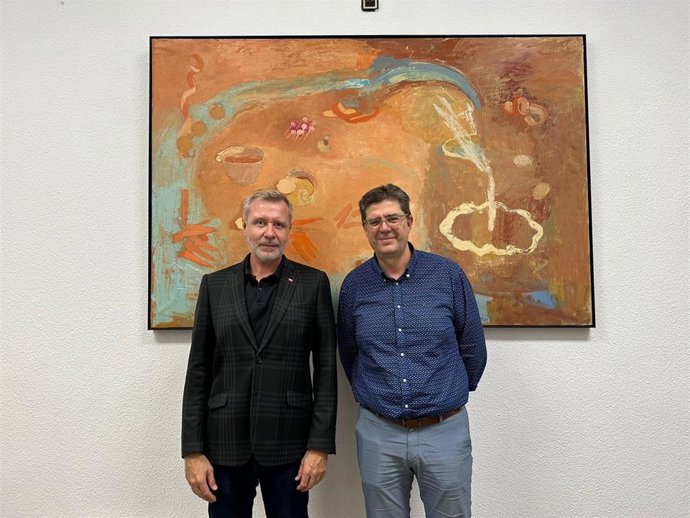 Imagen del encuentro entre el vicecónsul y responsable de la OAC internacional del Consulado de la República de Polonia en Palma, Konrad Tolloczko, y el conseller de Turismo, Cultura y Deportes, Jaume Bauz.