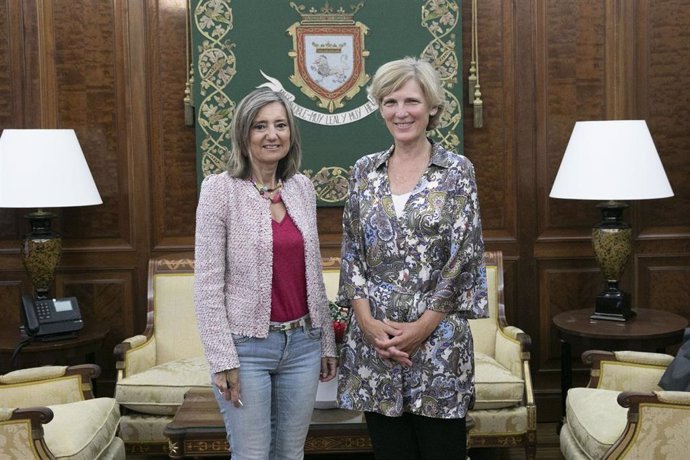 La alcaldesa de Pamplona, Cristina Ibarrola, recibe a la rectora de la Universidad de Navarra, María Iraburu.