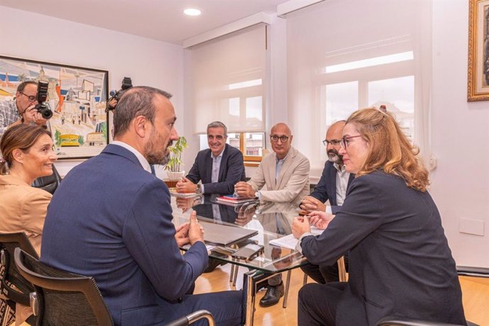 La consejera de Cultura, Turismo y Deporte, Eva Guillermina Fernández, y el alcalde de Torrelavega, Javier López Estrada, en una reunión entre representantes del Ayuntamiento y la Consejería