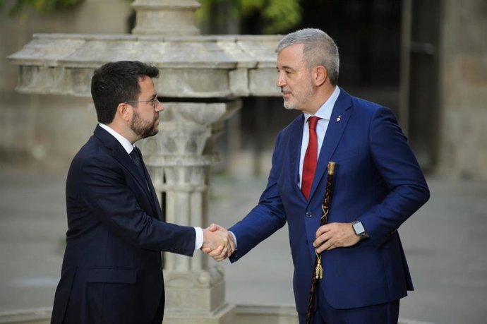 Archivo - El presidente de la Generalitat, Pere Aragons, recibe en el Palau de la Generalitat al nuevo alcalde de Barcelona, el socialista Jaume Collboni, el día de su investidura.