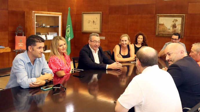 Imagen de archivo de la consellera de Turismo, Nuria Montes, el presidente de la Diputación de Alicante, Toni Pérez, el presidente de Hosbec, Fede Fuster, y otros representantes del sector turístico.
