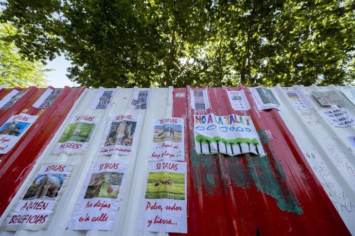 Archivo - Carteles de protesta pegados e una valla contra la tala de árboles, en el Parque de Arganzuela, a 6 de mayo de 2023