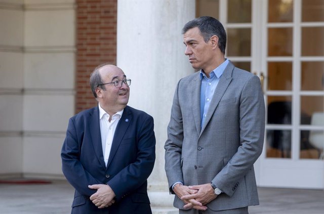 El ministro de Cultura y Deporte, Miquel Iceta (i) y el presidente del Gobierno en funciones, Pedro Sánchez (d), en el Palacio de la Moncloa