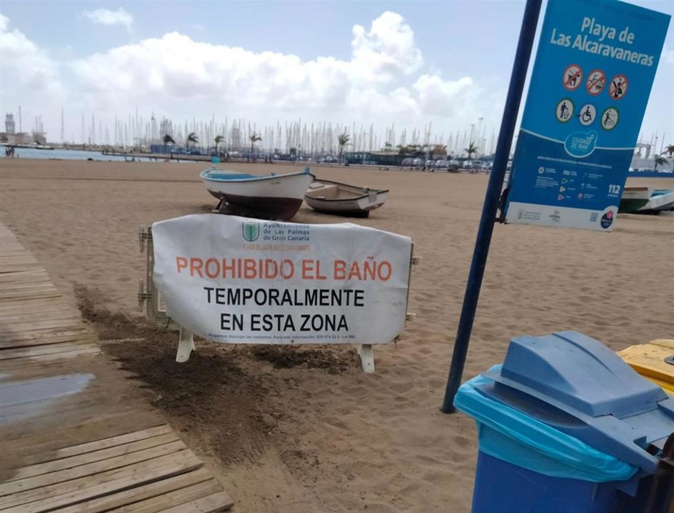 Playa de Las Alcaravaneras cerrada al baño por niveles excesivos de enterococo