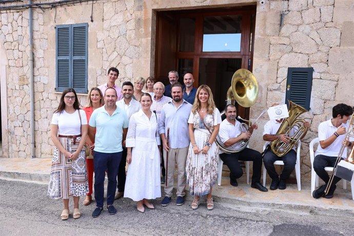 La presidenta del Govern, Marga Prohens, en Estellencs.