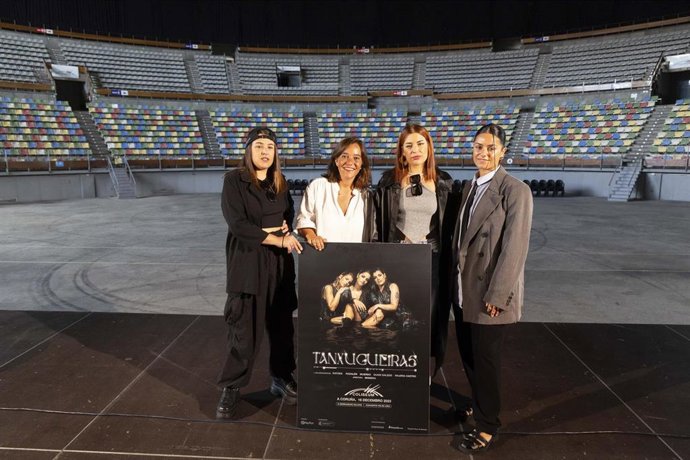 Sabela y Olaia Maneiro y Aida Tarrío, junto a la alcaldesa de A Coruña, Inés Rey, en el Coliseum
