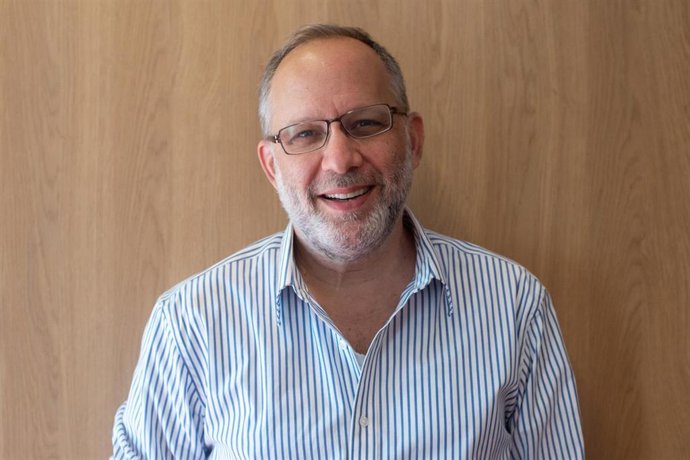 Archivo - El director de cine  estadounidense Ira Sachs posa durante una entrevista por su película 'Passages', en el Hotel Barceló Torre, a 24 de julio de 2023, en Madrid (España).  