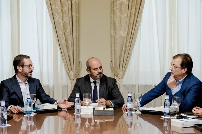 (I-D) El vicepresident primer de la Taula del Senat, Javier Maroto; el president en el Senat, Pedro Rollán i el vicepresident segon de la Taula, Guillermo Fernández Encalla, durant una reunió de la Taula del Senat, en el Senat, a 29 d'agost de 202