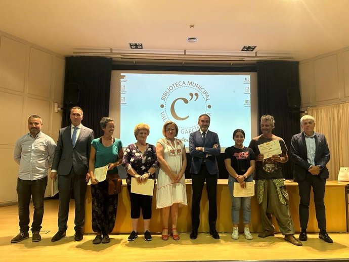 El secretario general de Industria, Comercio y Empleo, Alberto Díaz, junto con otros representantes institucionales y alumnos de los programas de formación, durante la entrega de los diplomas.