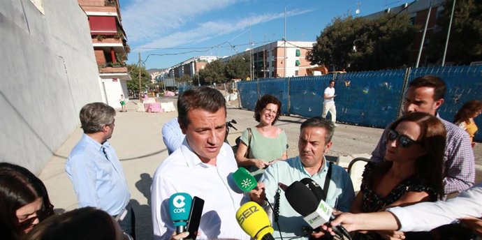 El alcalde de Córdoba, José María Bellido, atiende a los medios.