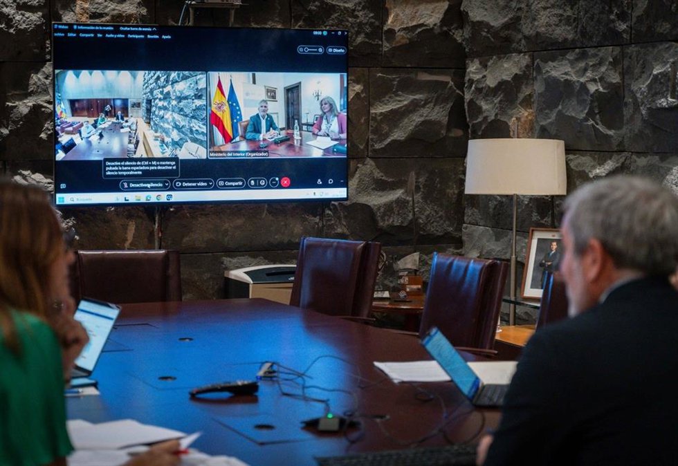 El presidente de Canarias, Fernando Clavijo, en una reunión por viceconferencia con el ministro del Interior, Fernando Grande-Marlaska, para analizar el repunte en la llegada de migrantes irregulares