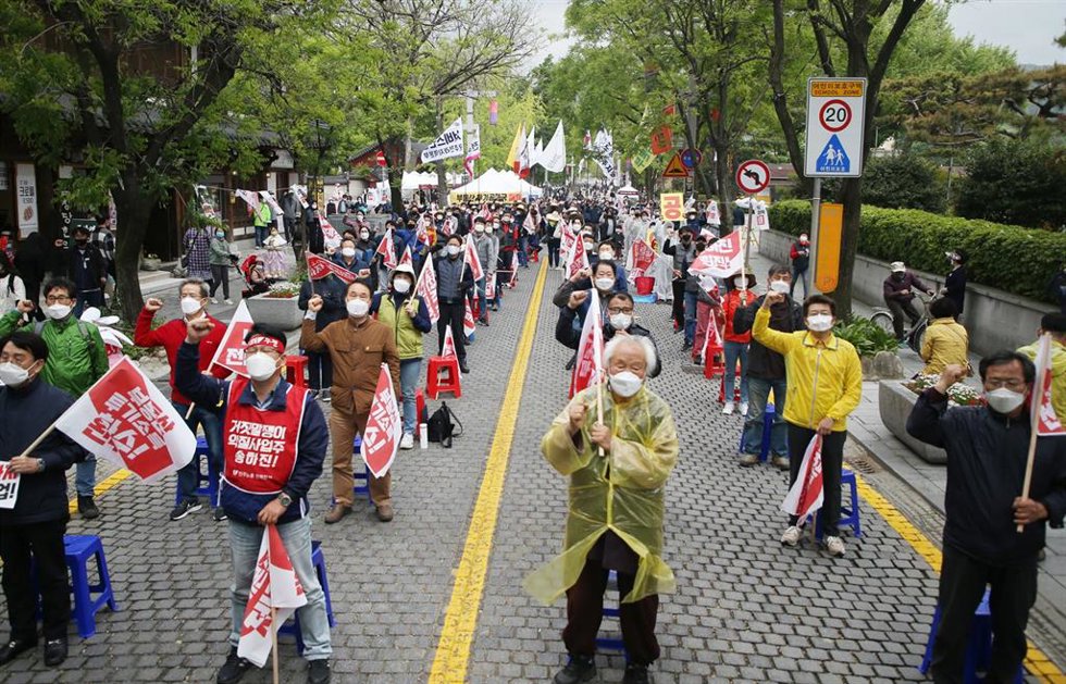 Archivo - Imagen de archivo de trabajadores durante una protestas a favor de una mejora de las condiciones de trabajo en Corea del Sur. 