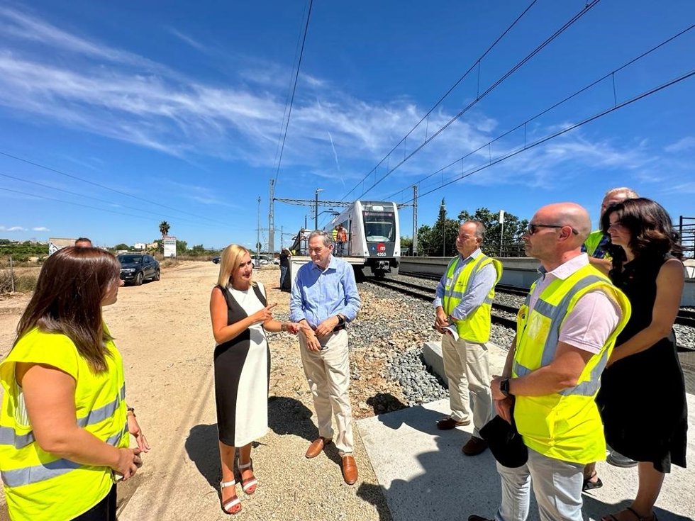 La consellera de Medio Ambiente, Agua, Infraestructuras y Territorio, Salomé Pradas, anuncia el restablecimiento del tráfico ferroviario entre las estaciones de Torrent con Castelló (Línea 1) y Torrent Avinguda (Línea 2) a partir del 1 de septiembre
