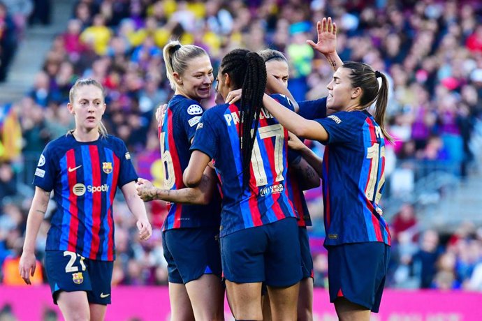 Archivo - Las jugadoras del FC Barcelona Femenino celebran un gol en un partido contra la AS Roma de la pasada Champions League femenina. 