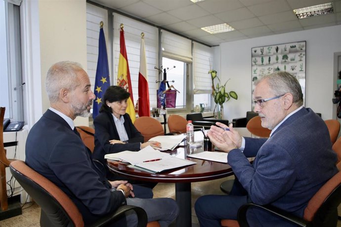 El consejero de Universidades, Sergio Silva, y la directora general, Marta Pascual, se reúnen con el rector de la UC, Ángel Pazos