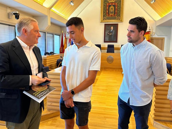 El alcalde de Ciudad Real, Paco Cañizares, junto al nadador Alonso González