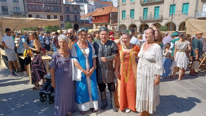 Archivo - El alcalde de Pontevedra, Miguel Anxo Fernández Lores, junto a miembros de su equipo de gobierno en la Feira Franca de Pontevedra, tras dos años de parón por la pandemia