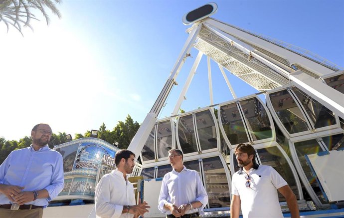 El alcalde de Murcia, José Ballesta, junto al concejal de Cultura e Identidad, Diego Avilés, supervisa el montaje de la gran noria panorámica