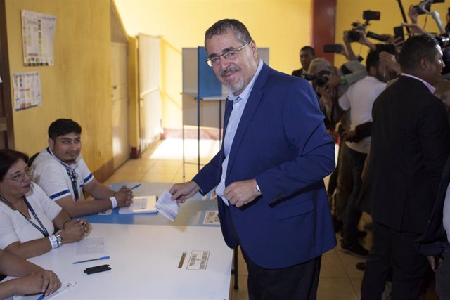 Bernardo Arévalo, presidente electo de Guatemala, deposita su voto
