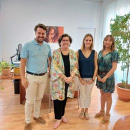 La consellera de Familias y Asuntos Sociales, Catalina Cirer, recibe a la teniente de alcalde de Servicios Sociales, Juventud, Interculturalidad e Igualdad del Ayuntamiento de Palma, Lourdes Roca
