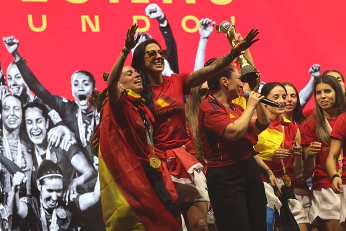 Eva Navarro, Jenny Hermoso y Mari Ángeles Muñoz durante la celebración de la victoria en Madrid Río, a 21 de agosto de 2023, en Madrid (España).