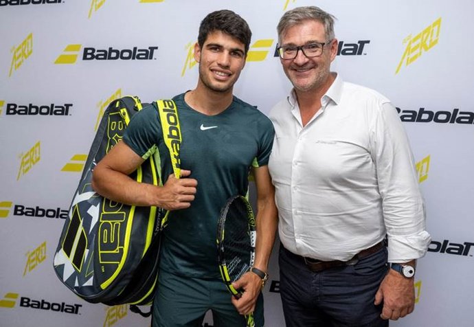 El tenista español Carlos Alcaraz y Eric Babolat, director general de Babolat, anunciaron la renovación del acuerdo del jugador con la marca de material deportivo Babolat hasta 2030.