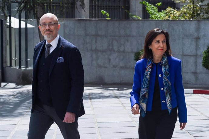 Archivo - El ministro de Defensa ucraniano, Oleksii Reznikov y la ministra de Defensa, Margarita Robles, a su llegada a un acto en el Ministerio de Defensa, a 12 de abril de 2023, en Madrid