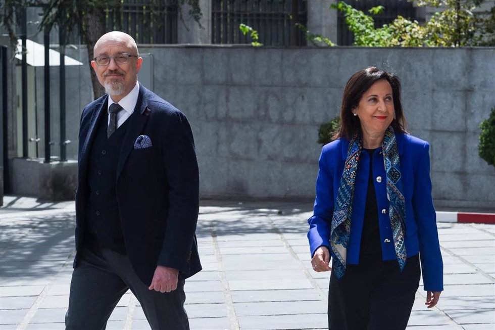 Archivo - El ministro de Defensa ucraniano, Oleksii Reznikov y la ministra de Defensa, Margarita Robles, a su llegada a un acto en el Ministerio de Defensa, a 12 de abril de 2023, en Madrid