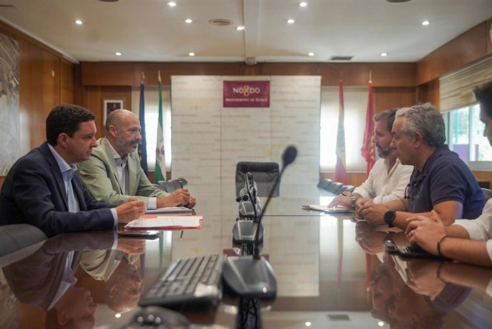 Reunión del delegado de Urbanismo y la Asociación de Hosteleros de Sevilla para abordar el asunto de los veladores y terrazas ampliados durante la pandemia para apoyar al sector.