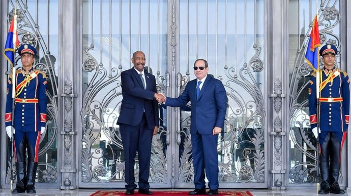 El presidente egipcio, Abdelfatá al Sisi, y el jefe del Ejército sudanés, Abdelfatá al Burhan