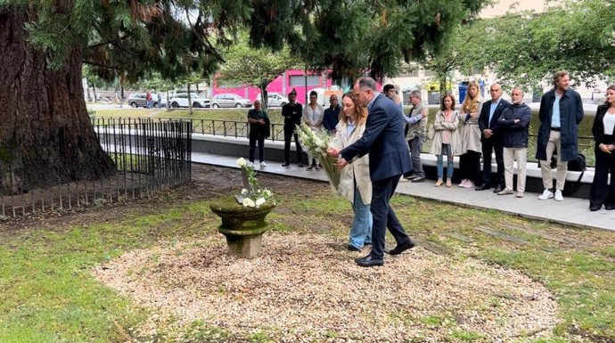 Carlos Iturgaiz y Muriel Larrea colocan un ramo de flores en homenaje a su concejal en Zumarraga, Manuel Indiano, asesinado por ETA hace 23 años
