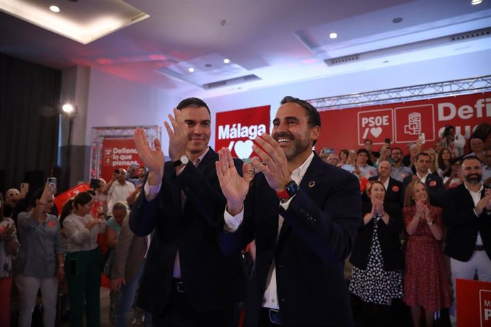 Archivo - El secretario general del PSOE y presidente del Gobierno, Pedro Sánchez, participa en el acto de presentación del candidato a la Alcaldía de Málaga y secretario general del PSOE en Málaga, Daniel Pérez (d) a 2 de mayo del 2023 en Málaga. (Foto