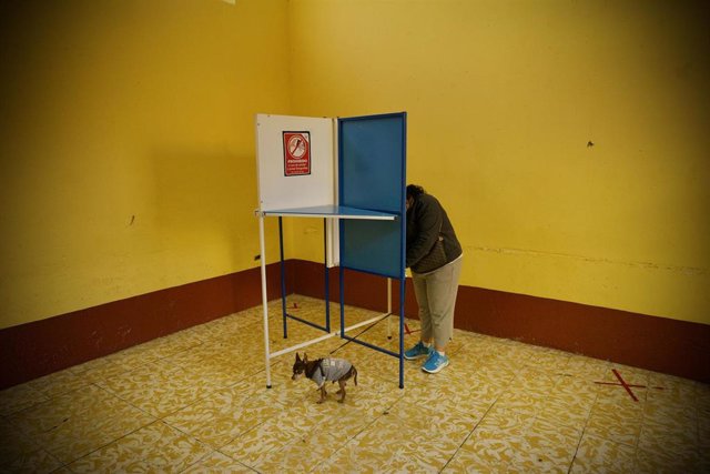 Cabina de votación en un colegio electoral de la capital de Guatemala