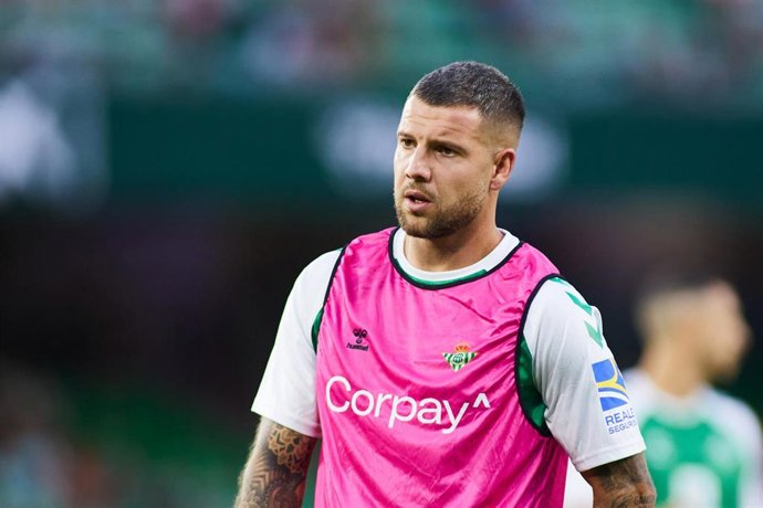 El jugador del Real Betis Aitor Ruibal, en el calentamiento previo al duelo ante el Atlético de Madrid, en el Benito Villamarí de LaLiga EA Sports 2023-2024.