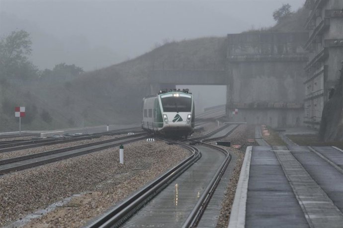Archivo - Tren en pruebas por la Variante de Pajares 