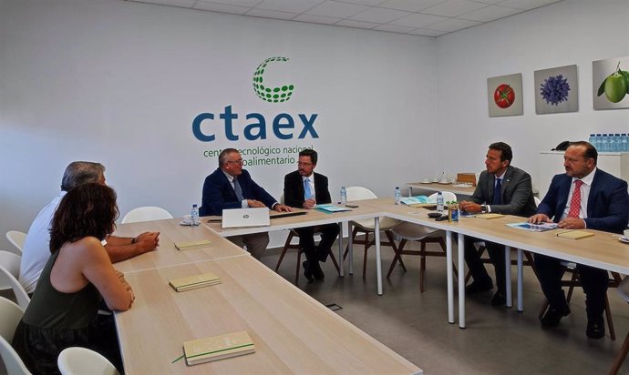 Visita del consejera de Economía, Empleo y Transformación Digital, Guillermo Santamaría, al CTAEX