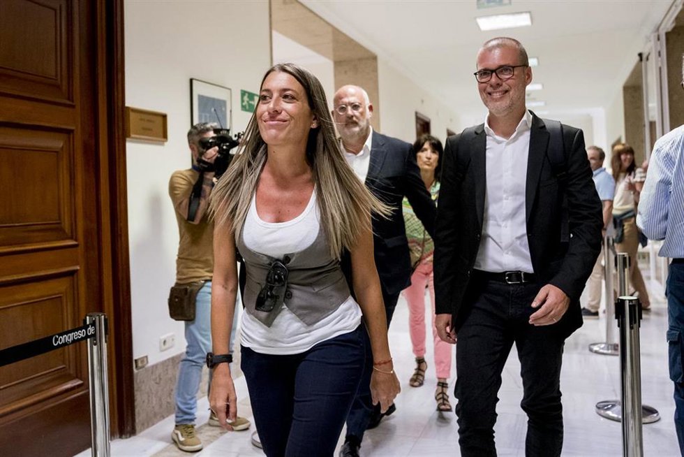 Miriam Nogueras, camno a acreditarse en el Congreso seguda de Josep Maria Cruset y Eduard Pujol.  