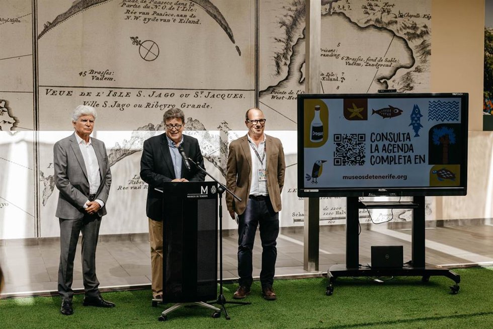 El consejero de Cultura del Cabildo de Tenerife, José Carlos Acha (c), en la presentación del 'Festival MUSA' dedicado a Cabo Verde