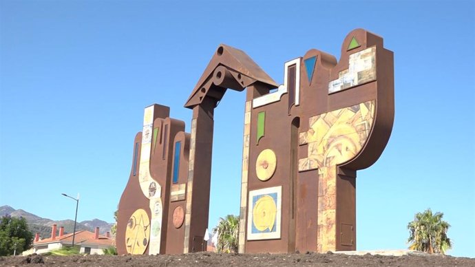 La escultura instalada en la glorieta es una obra de cerámica y acero corten realizada por la ceramista local Sandra Martínez Céspedes que representa un gran portón, simbolizando la entrada a Alhaurín de la Torre.