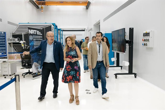 El director del IAC, Rafael Rebolo, la presidenta del Cabildo, Rosa Dávila, y el consejero de Innovación y Desarrollo, Juan José Martínez, en una visita a las instalaciones
