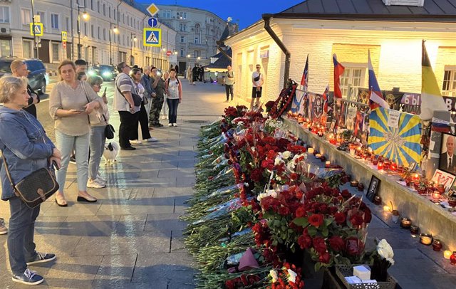 28 August 2023, Russia, Moscow: People pay tribute to the late leader of the Wagner private military company, Yevgeny Prigozhin at a makeshift memorial. Photo: Hannah Wagner/dpa