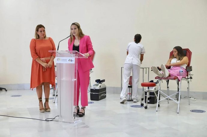 La presidenta del Parlamento de Canarias, Astrid Pérez, y la presidenta del ICHH, Gemma Torres, en la presentación de la campaña de donación de sangre en la Cámara regional