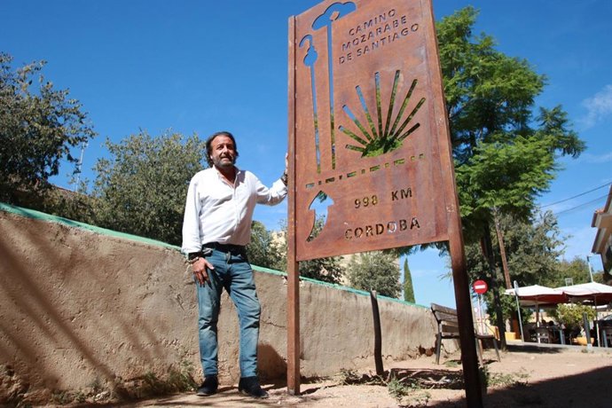 El delegado de Turismo, Daniel García-Ibarrola, en una señal del Camino Mozárabe.