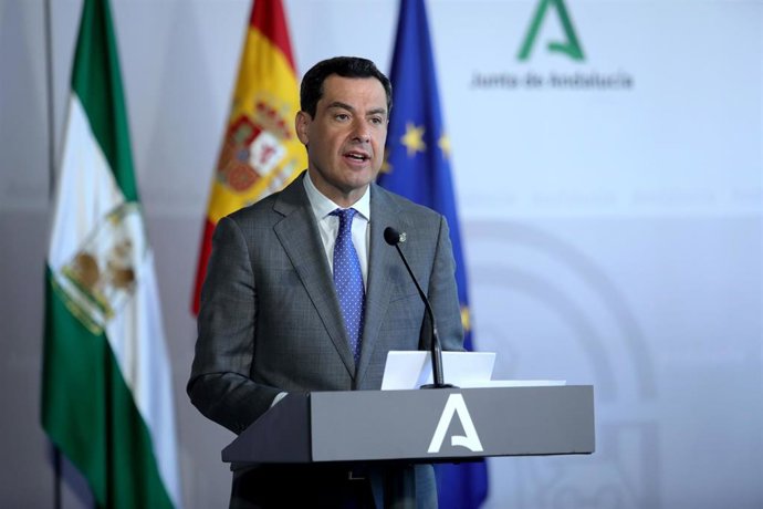 Archivo - El presidente de la Junta de Andalucía, Juanma Moreno, en una foto de archivo en el Palacio de San Telmo.