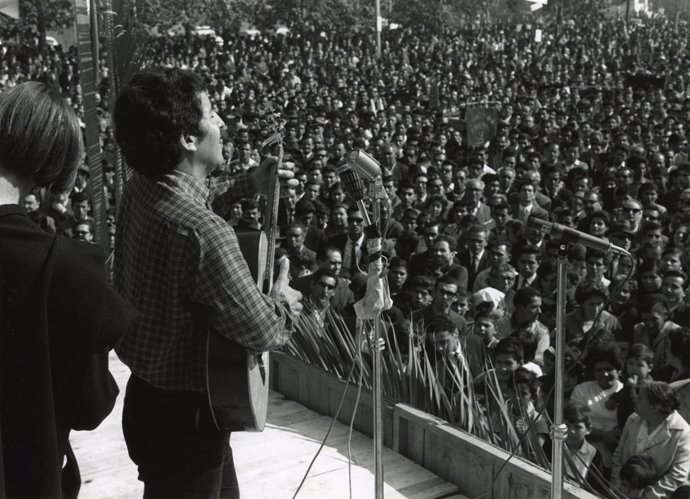 Archivo - Arxiu - Víctor Jara al costat dels Quilapayún cantant en commemoració de el 1 Maig. Patricio Guzmán/Fundació Víctor Jara.