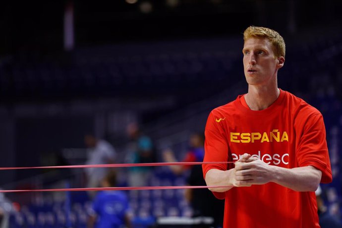 Alberto Díaz, en un calentamiento con la selección española.