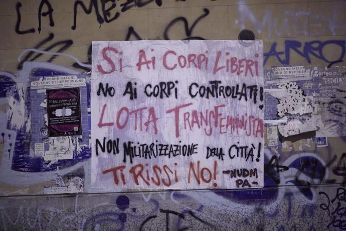 Un cartel en protesta por la violación grupal en Palermo