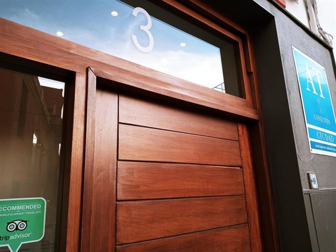 Detalle de la entrada de un apartamento turístico en el centro de la ciudad.