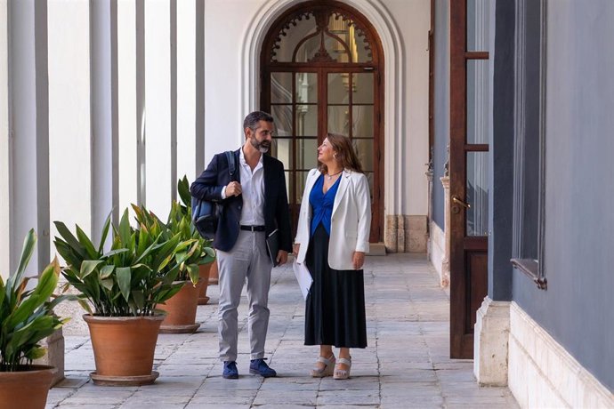 El consejero de Sostenibilidad, Medio Ambiente y Economía Azul y portavoz del Gobierno, Ramón Fernández-Pacheco, juno a la consejera de Agricultura, Agua y Desarrollo Rural Carmen Crespo Díaz a su llegada a la rueda de prensa en el Palacio de San Telmo.