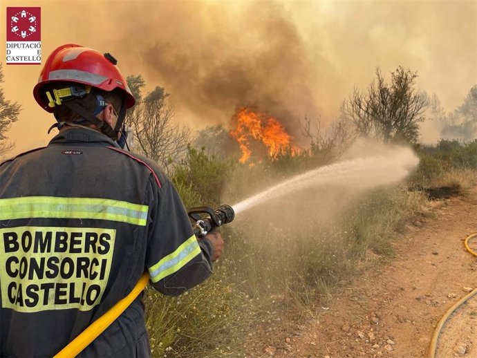 Archivo - Un bombero trabaja en la extinción de un incendio, en una fotografía de archivo